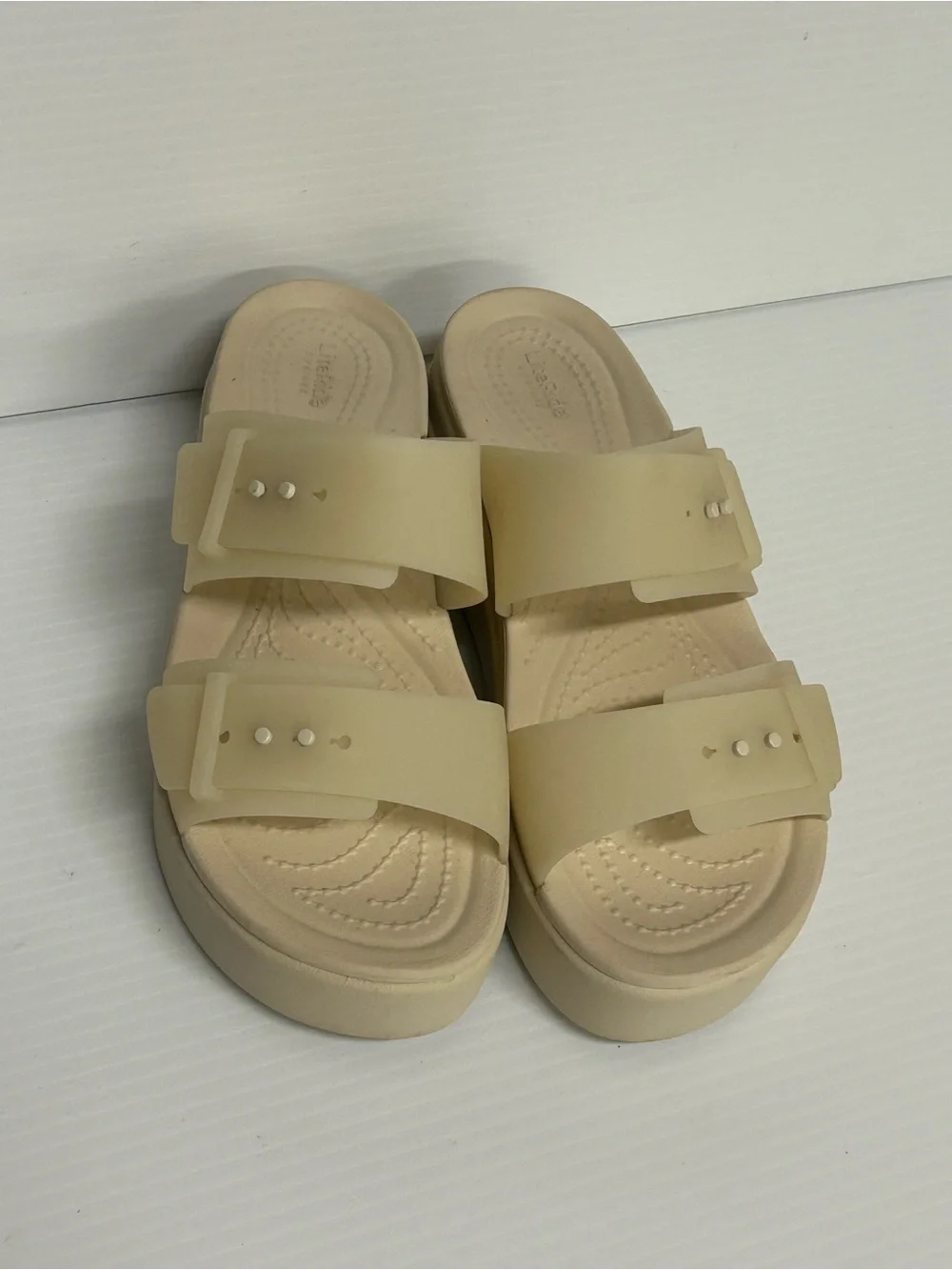 CROCS BROOKLYN BUCKLE LOW WEDGE SLIP ON SANDALS SANDSTONE SZ 7